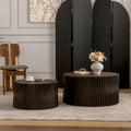 Table basse avec motif texturé en relief vertical pour salon