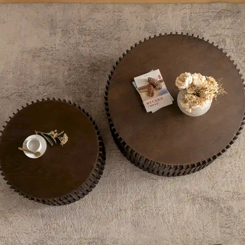 Table basse avec motif texturé en relief vertical pour salon