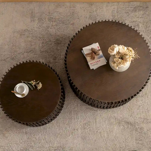 Table basse avec motif texturé en relief vertical pour salon