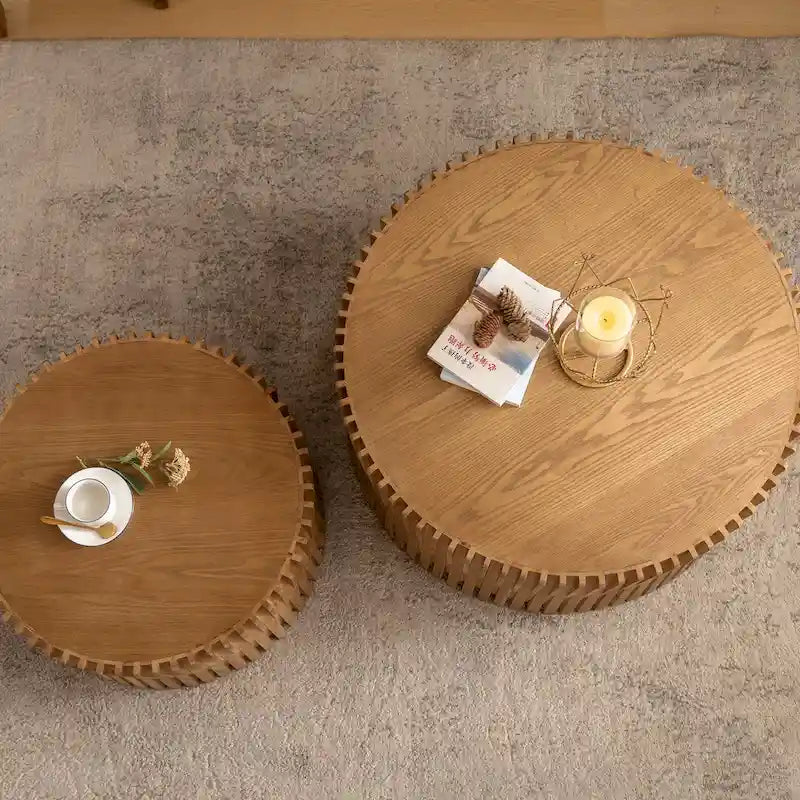 Table basse avec motif texturé en relief vertical pour salon