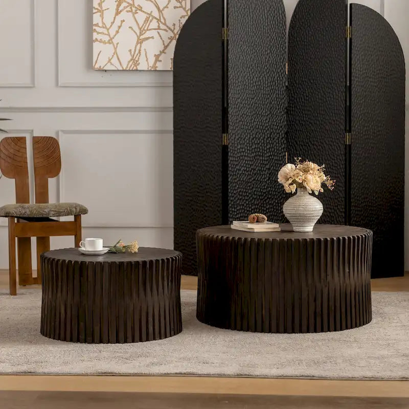 Table basse avec motif texturé en relief vertical pour salon