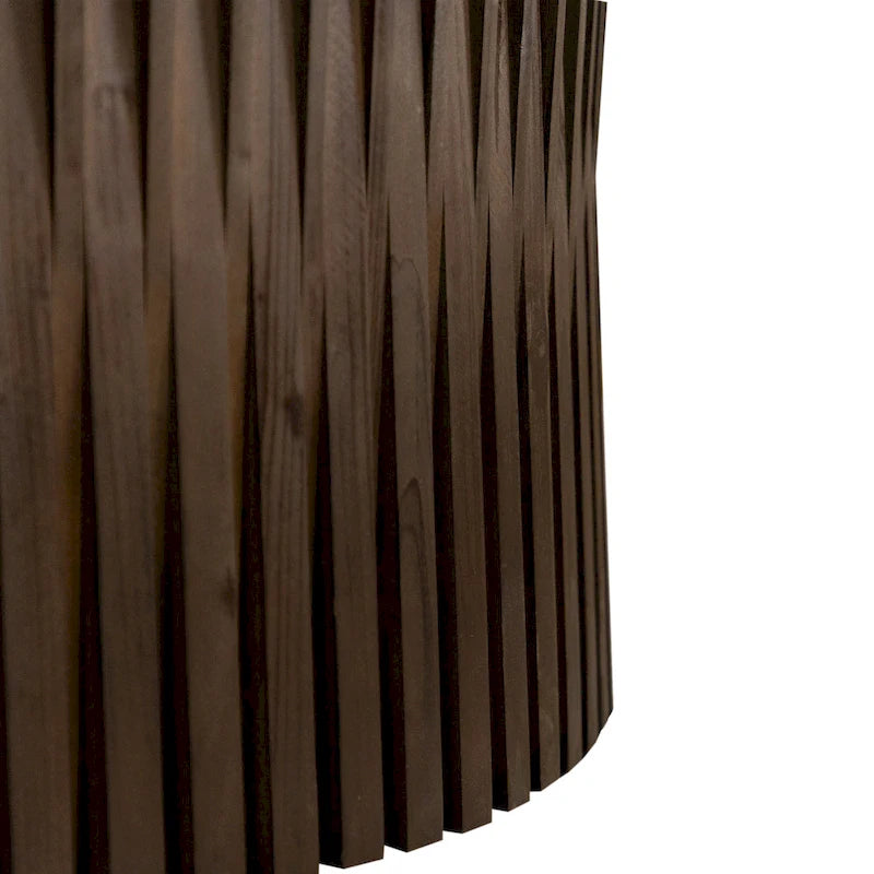 Table basse avec motif texturé en relief vertical pour salon