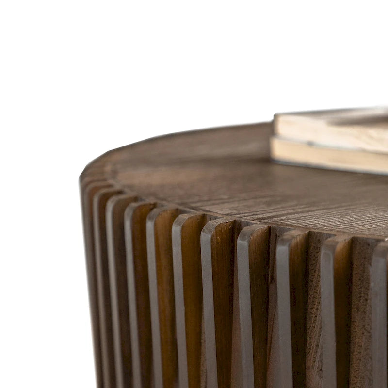 Table basse avec motif texturé en relief vertical pour salon