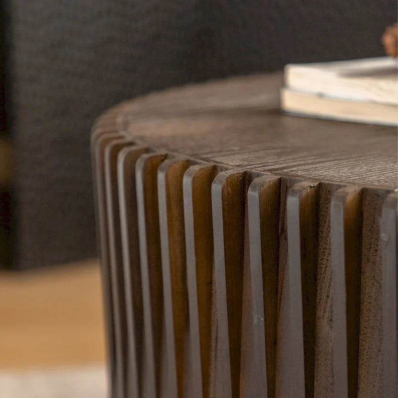Table basse avec motif texturé en relief vertical pour salon