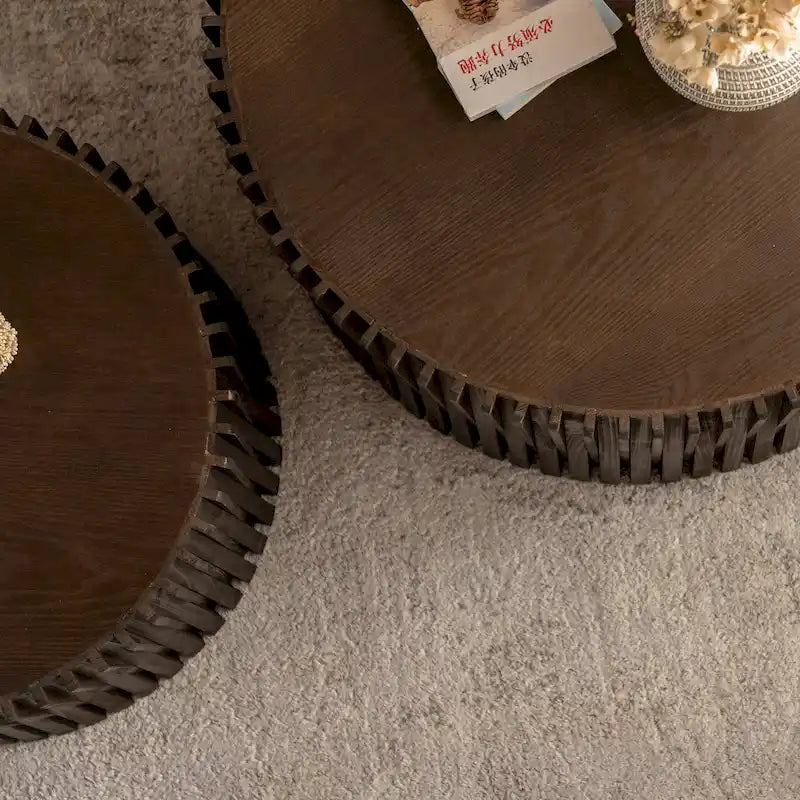 Table basse avec motif texturé en relief vertical pour salon