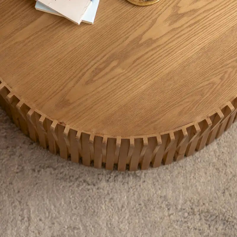 Table basse avec motif texturé en relief vertical pour salon